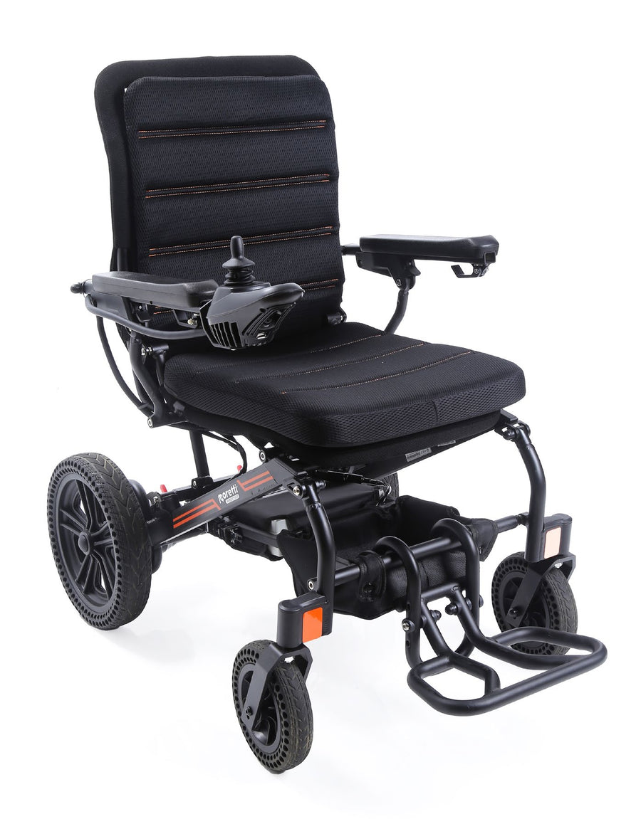 Carrozzina elettrica Mobility 830 - vista 3/4, sfondo bianco