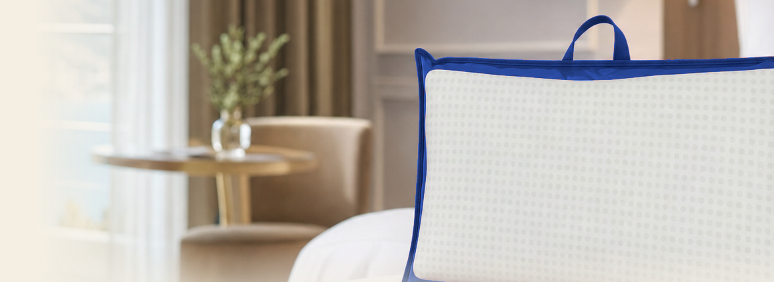 Custodia blu cobalto con manico in camera d'albergo