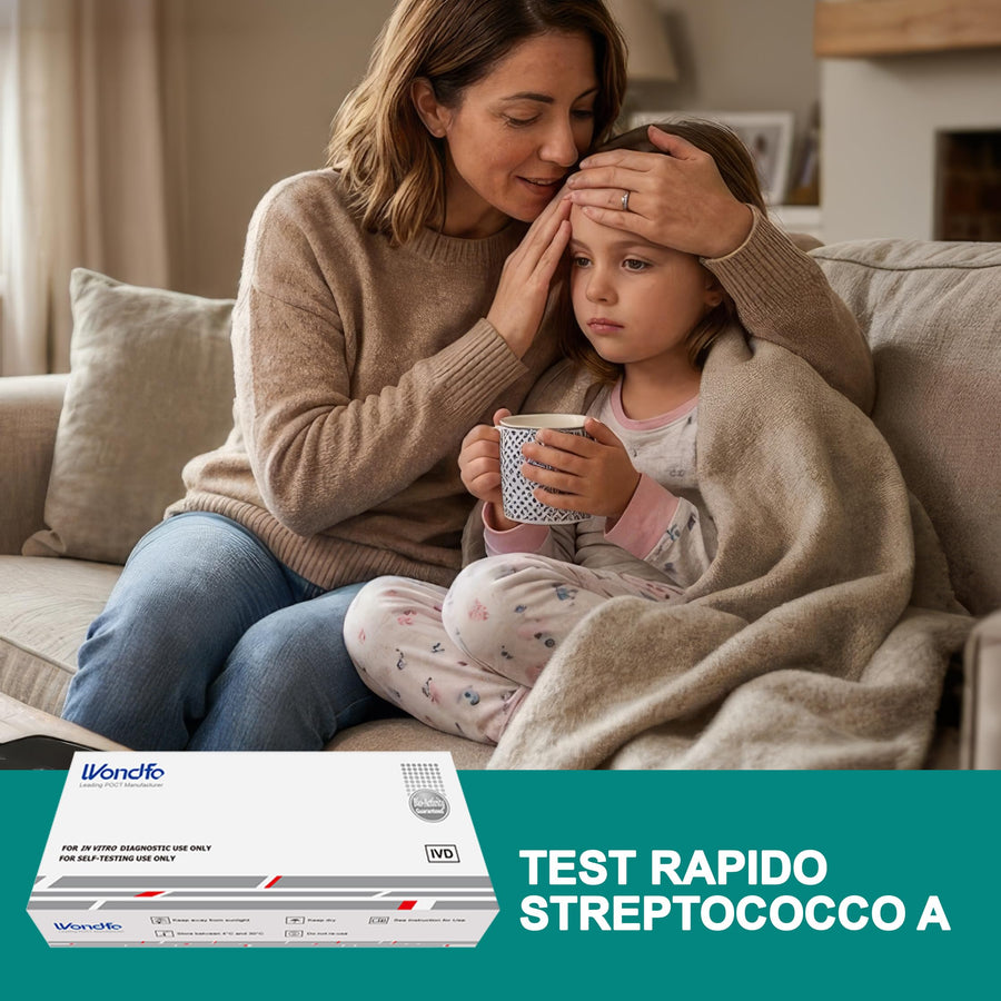 Madre conforta la figlia con mal di gola sul divano, confezione test Wondfo in primo piano